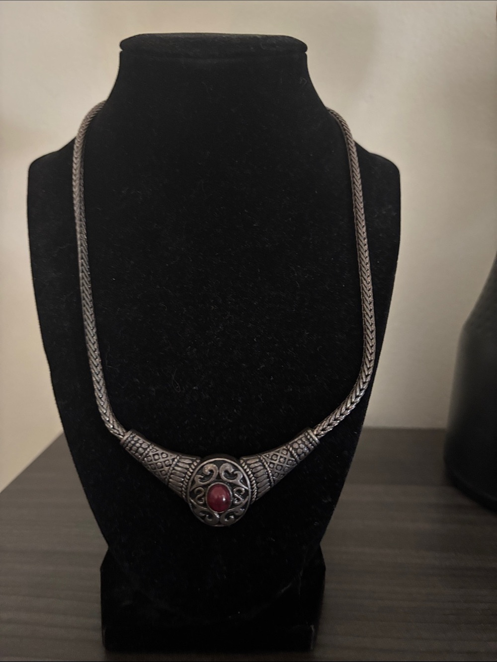 BEAUTIFUL  Vintage-Style Silver Tone Necklace with Red Stone Pendant